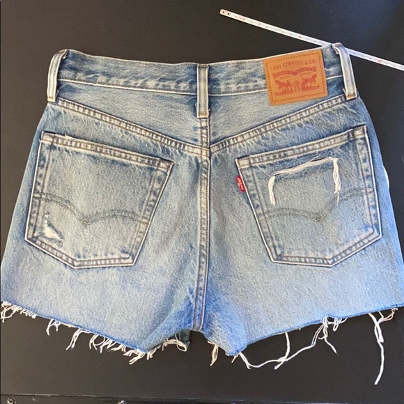 Distressed Levi 501 denim shorts - Picture 2 of 3